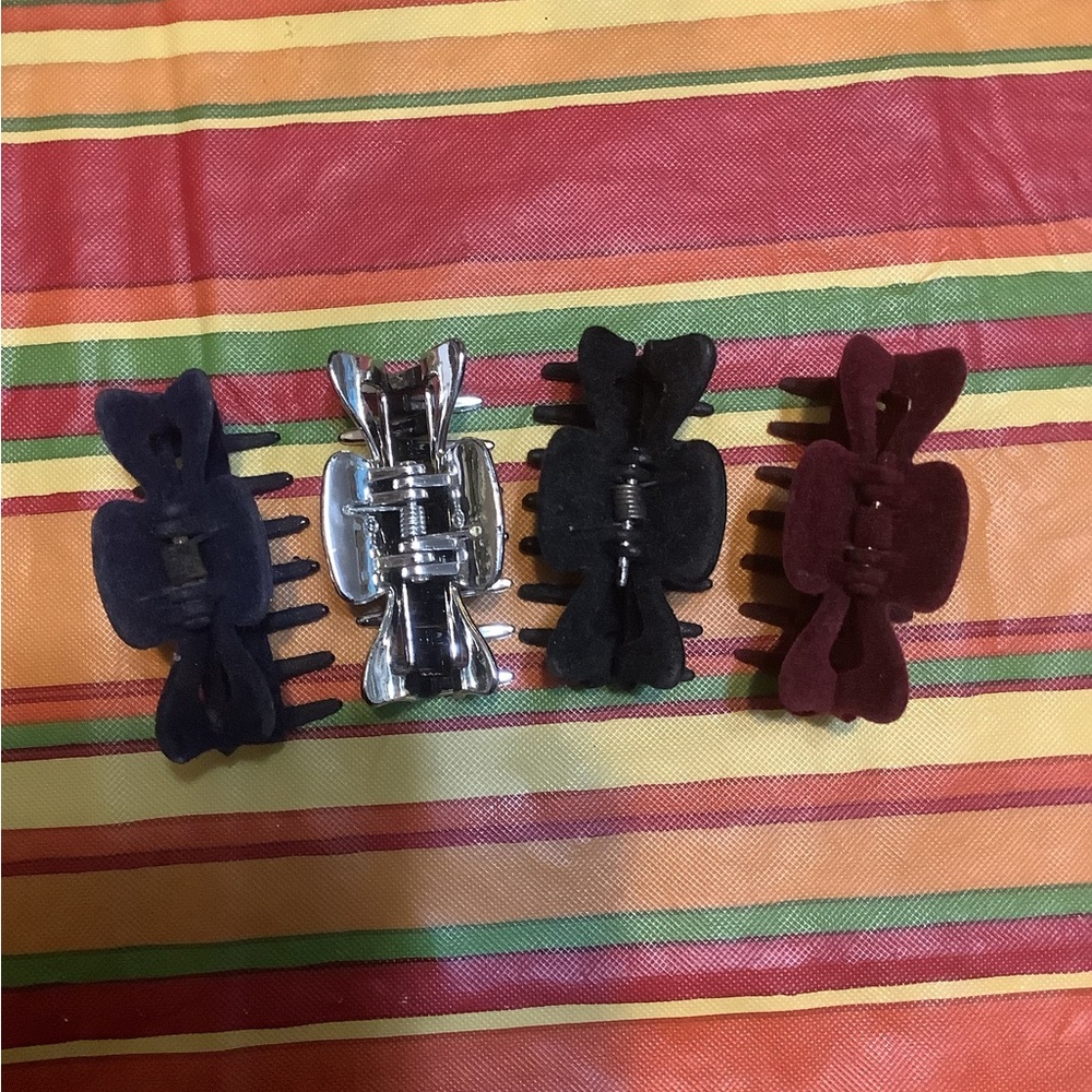 4 hair clips